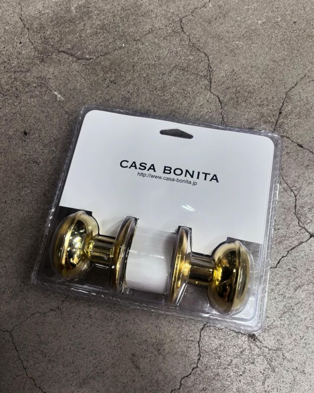 いらっしゃいませ🕴 クギセイです🔩

本日ご紹介する商品は

「CASA BONITA」カーサ ボニータ

アンティーク金具をはじめとした

クギセイのオリジナルブランド🌏

その中から
CASABONITA オリジナル　WJ2380 金色の握り玉空錠は、優れたデザインと高品質な素材で作られた魅力的なドアノブです。
この商品はダイカスト製で、金色の仕上げが美しいアクセントを添えます。
また、空錠仕様で、モダンなスタイリッシュさと機能性を兼ね備えています！

この金色の握り玉空錠は、取り付けが簡単で、ドアノブの交換やアップグレードがお手軽に行えます。
豊かな金色の色合いは、どんなドアにも調和し、室内の雰囲気を一層高めてくれます。
他のインテリアとも調和しやすく、存在感あるアクセントとしてお部屋に華やかさを与えます！

材質　　握り玉：　ダイカスト合金メッキ　丸座：鉄金メッキ　
バックセット：60mm　扉厚：30〜45mm

お値段は税別¥3200と低価格なのに高クオリティー🫡

店頭、ネットショップからご購入いただけます！！

それでは宜しくお願いします🙌

https://www.casa-bonita.jp/

#DIY #アウトドア #現場作業 #運搬 #casabonita #カーサボニータ #アンティーク #アンティーク家具 #アンティーク調 #家具
#建具金物 #建築金物 #建築部材 #住宅設備 #工具
#高円寺 #新高円寺 #クギセイ